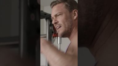 Alan Ritchson has a squats dilemma #alanritchson #menshealth #reacher
